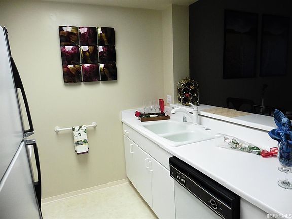 4th image of 220 Lombard St APT 324