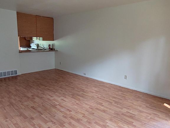 2nd image of 24 S Lakewood Gardens Ln
