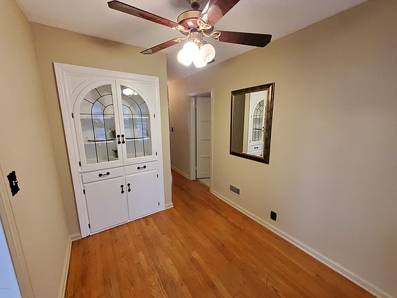 3rd image of 460 Houseman Ave NE