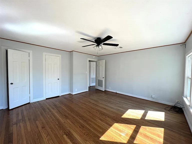 801 Avenue F — Photo 18