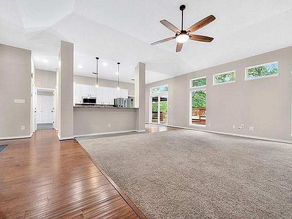 5th image of 302 Southern Trace Dr
