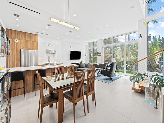 5th image of 805 NE 6th Street