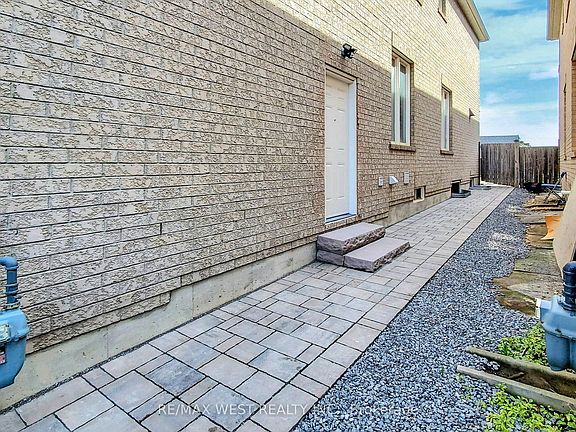 3rd image of 179 Summerlyn Trl #Basement