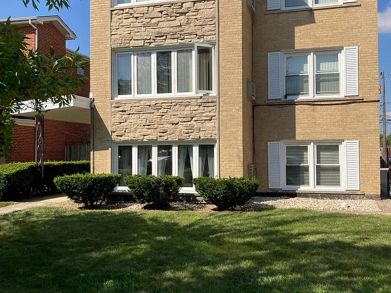 Quiet street. Just a few blocks to two parks, Park District's Conservatory, tennis courts, walking paths, 3 grade schools, shops, grocery, restaurants, public transportation and Rte 90.