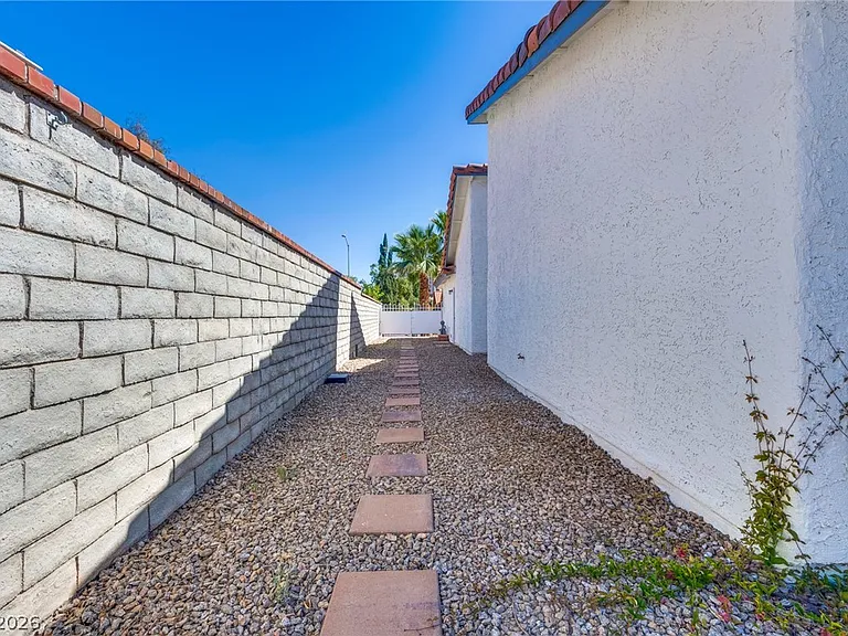 2504 Sidonia Ave — Photo 5