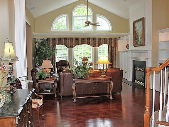 family rm w/wall of windows