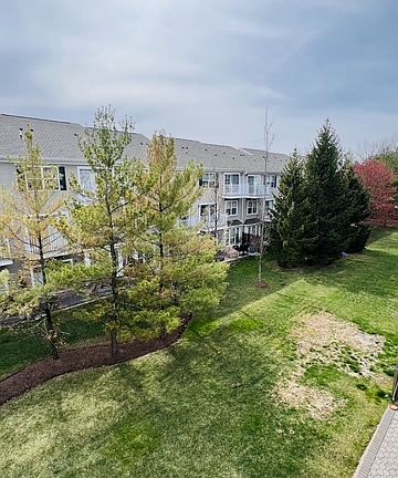 3rd image of 802 Firethorn Dr