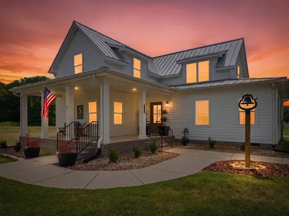 808 Clearview Rd, Cottontown, TN 37048