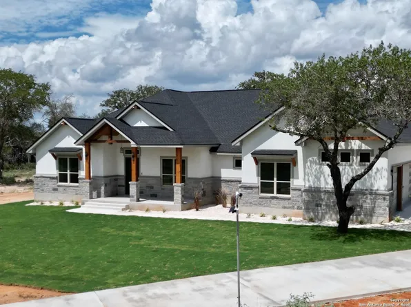 117 Pioneer Trl, Adkins, TX 78101