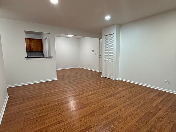 4th image of 840 N Lakeside Dr APT 3B