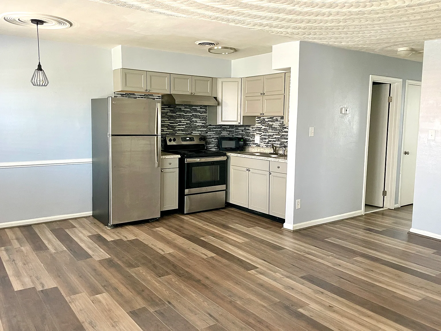 2 bed, 850 sqft, $1,800 — Photo 2