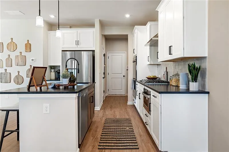 3 bed, 2.5 bath, 2115 sqft, $2,999 — Photo 4