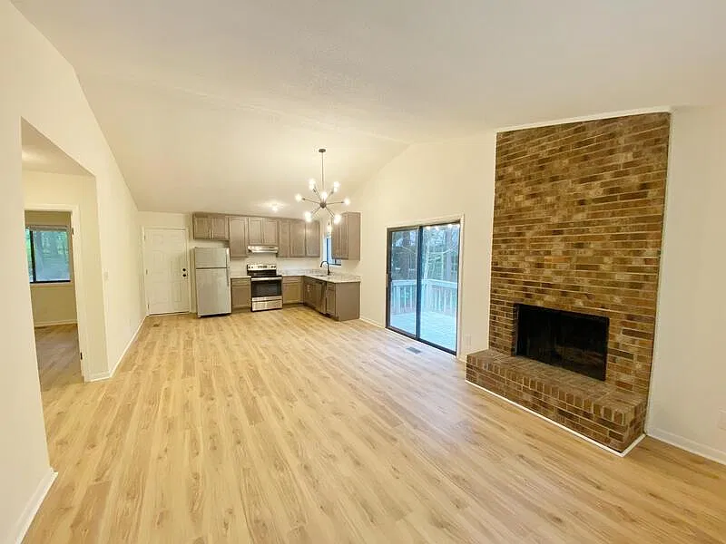 2 bed, 1.0 bath, 915 sqft, $1,695 — Photo 3
