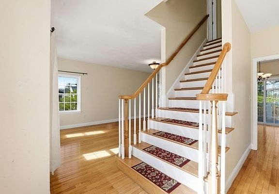 5th image of 6 Laura Dr