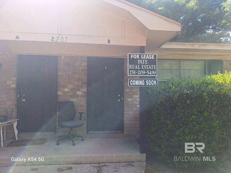 2207 Wolf Ridge Rd #B — Photo 2