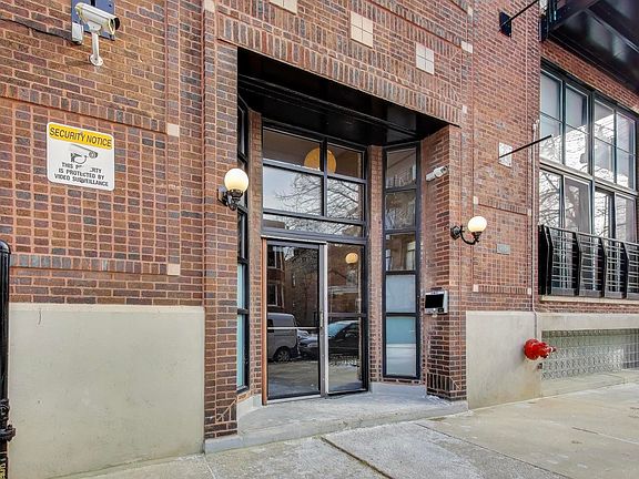 3rd image of 1935 N Fairfield Ave APT 203