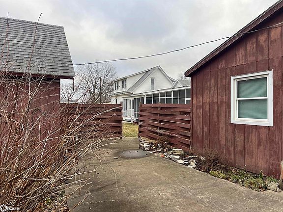 4th image of 304 E Oak St