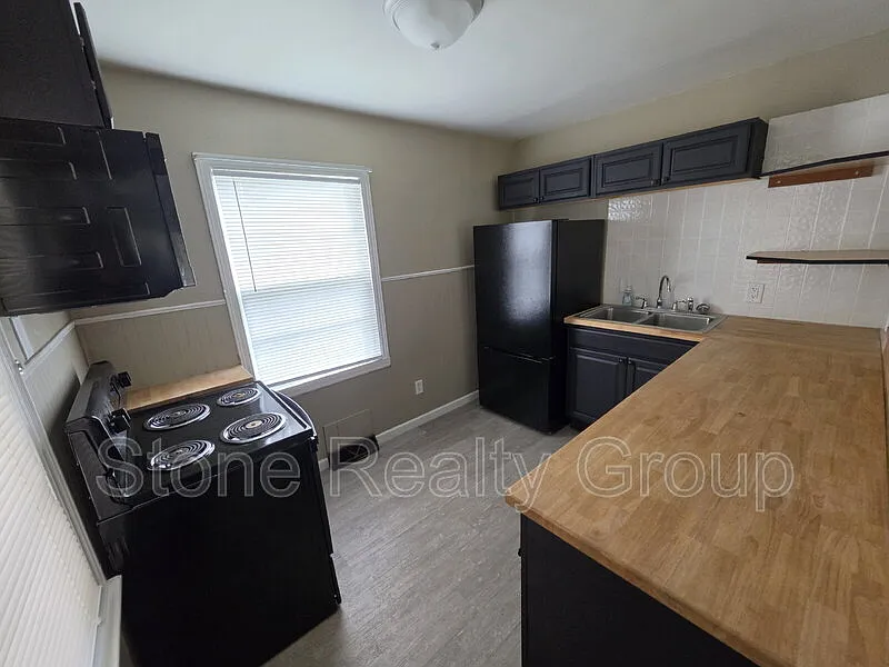 2 bed, 1.0 bath, $1,050 — Photo 3