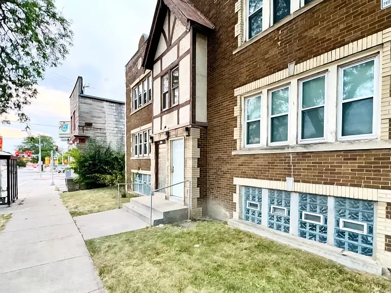 1928 W Capitol Dr — Photo 1