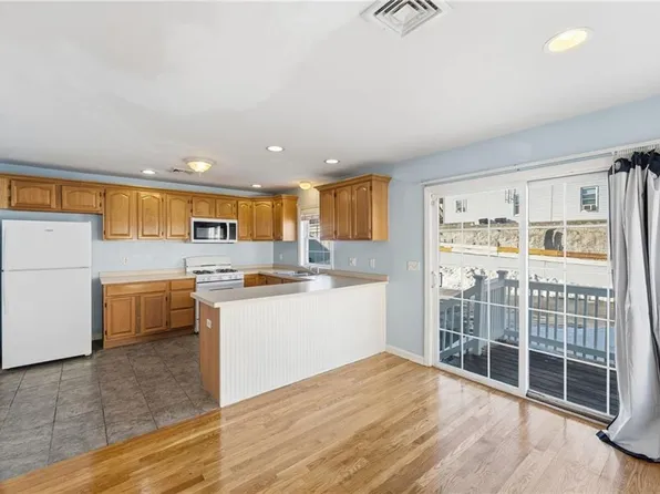 17 Grotto Ave Unit 1, Pawtucket, RI 02860