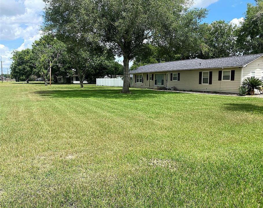 1806 Michael St, El Campo, TX 77437 | MLS #11931932 | Zillow