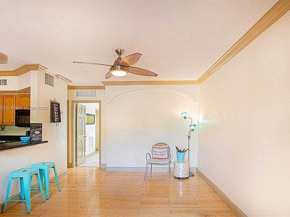 3rd image of 744 NE 14th Ave APT 6