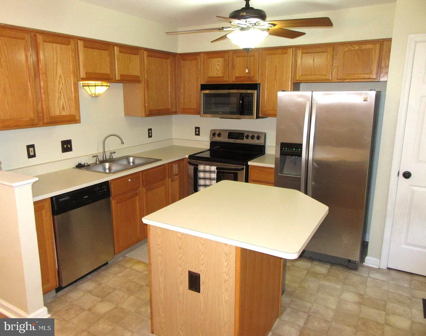 2 bed, 2.5 bath, 2945 sqft, $1,825 — Photo 2