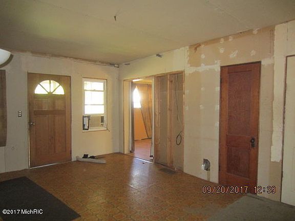 5th image of 169 W Battle Creek St