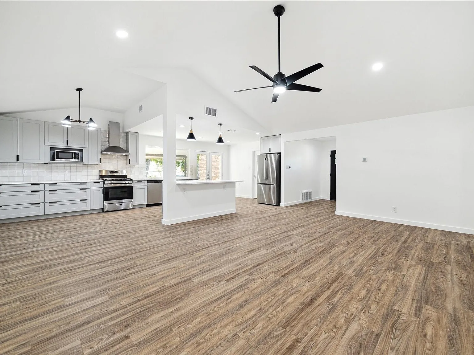 4 bed, 2.0 bath, 1890 sqft, $2,600 — Photo 3