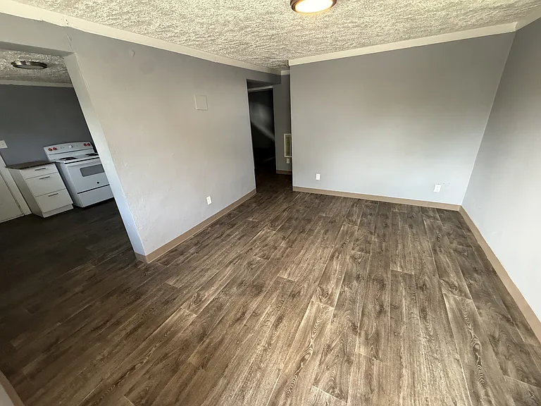 1298 Preston St — Photo 2