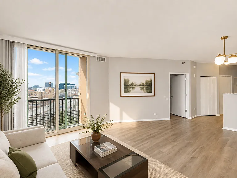 600 N Kingsbury St #1014 — Photo 3