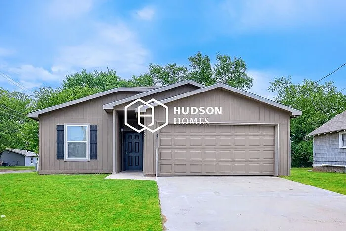 825 Garrison St — Photo 1