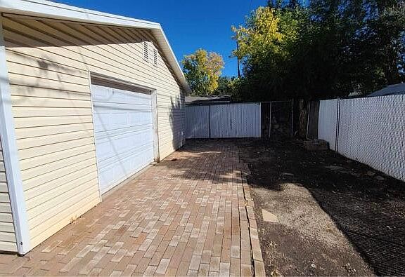 4th image of 922 E Blaine Ave