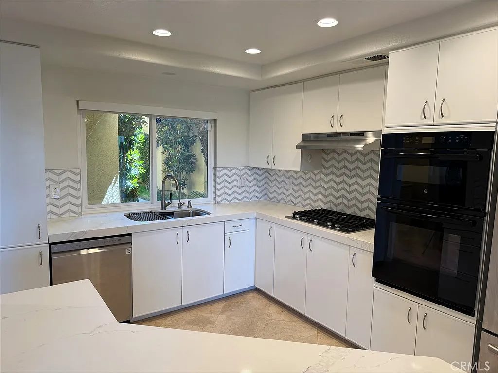 2 bed, 2.5 bath, 1330 sqft, $4,200 — Photo 4