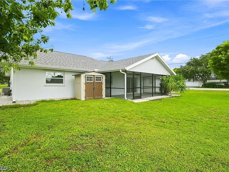 903 SE 20th Ct — Photo 11