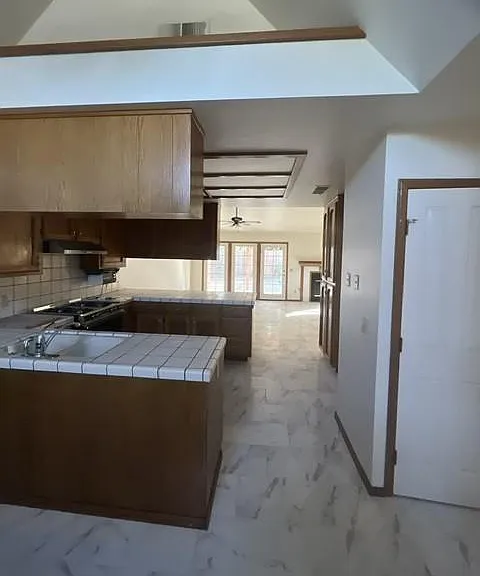 2122 N Clark Ct — Photo 10