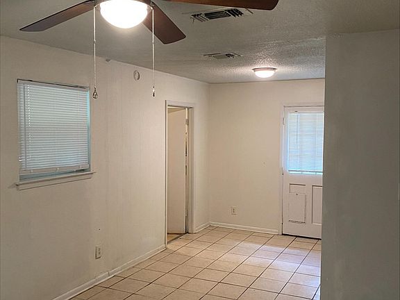 3rd image of 7130 Windsor Oak Dr
