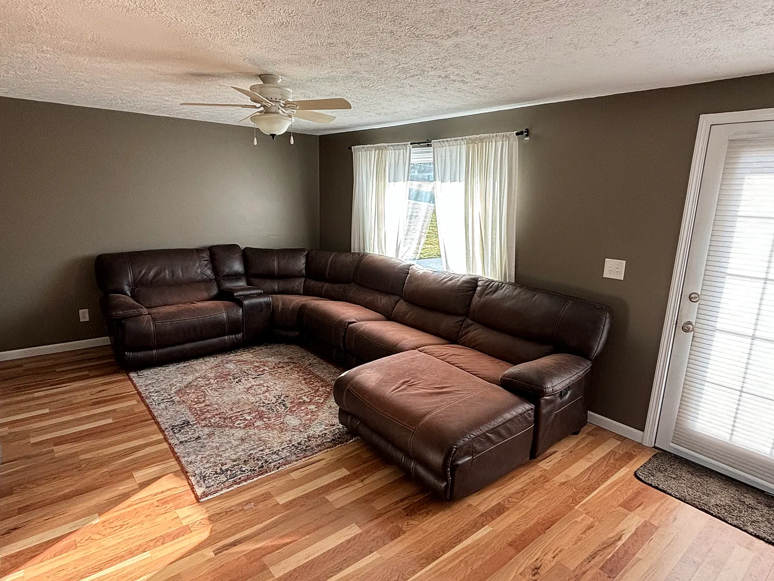 3 bed, 2014 sqft, $2,300 — Photo 4