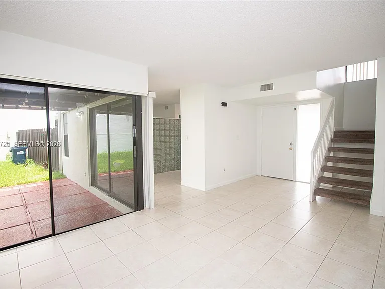 10085 NW 6th Ter — Photo 7
