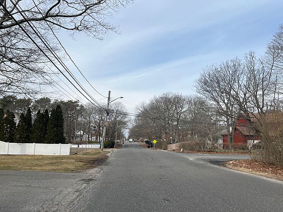 4th image of 192 Mastic Blvd E