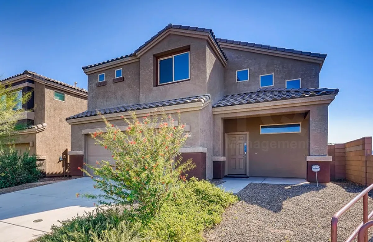 5 bed, 2.5 bath, 2875 sqft, $2,505 — Photo 2
