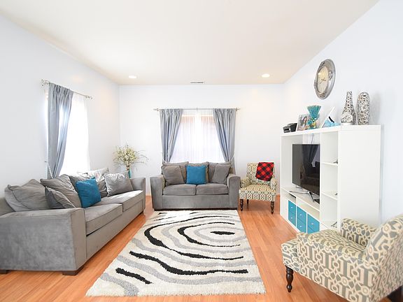 4th image of 50 Windsor Dr