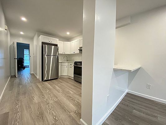 3rd image of 21-29 42nd St Floor 1