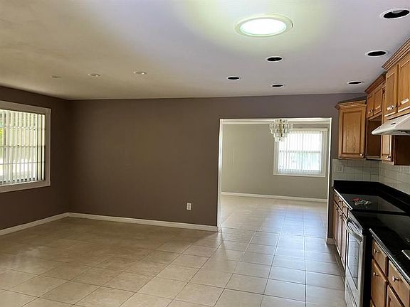 3rd image of 4385 Golfers Cir W
