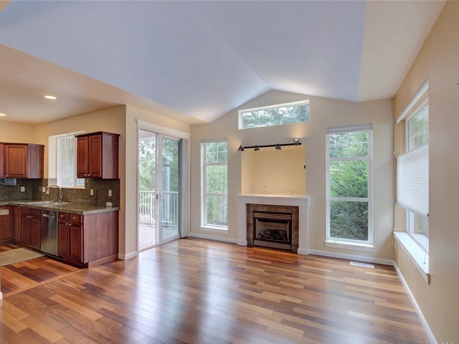 3 bed, 2.5 bath, 1561 sqft, $3,600 — Photo 4