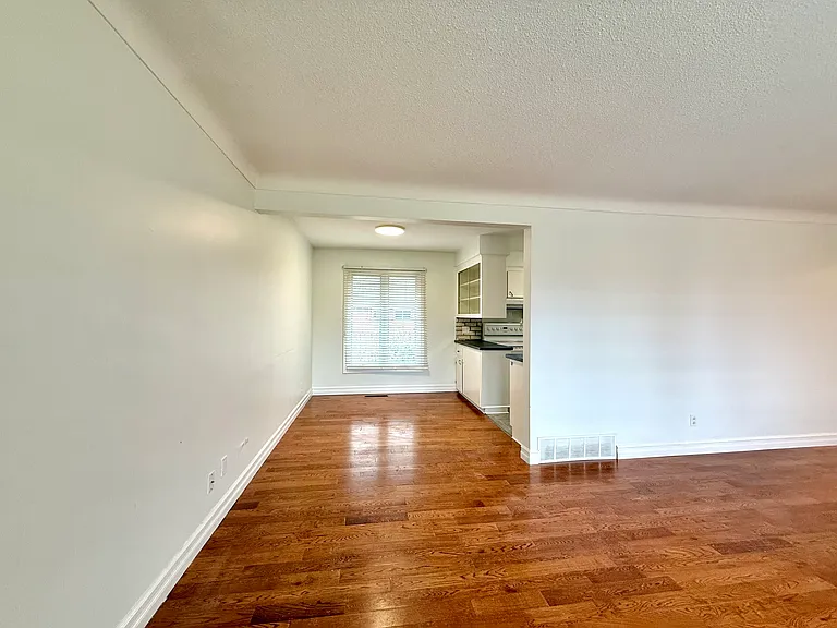 90 Rochelle Dr — Photo 5