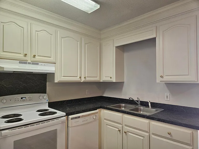 313 W Main St — Photo 4