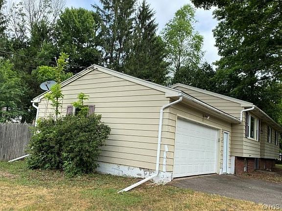 2nd image of 105 Knoll Wood Cir