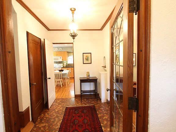 3rd image of 823 E Sylvan Ave