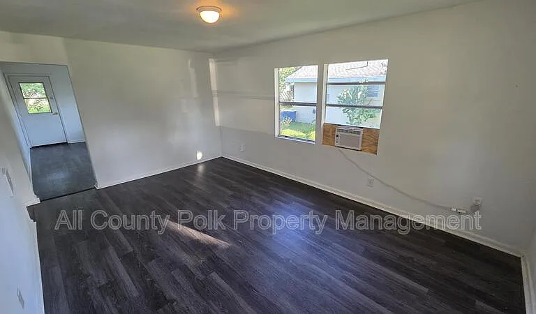 1135 Fairview Ave — Photo 2